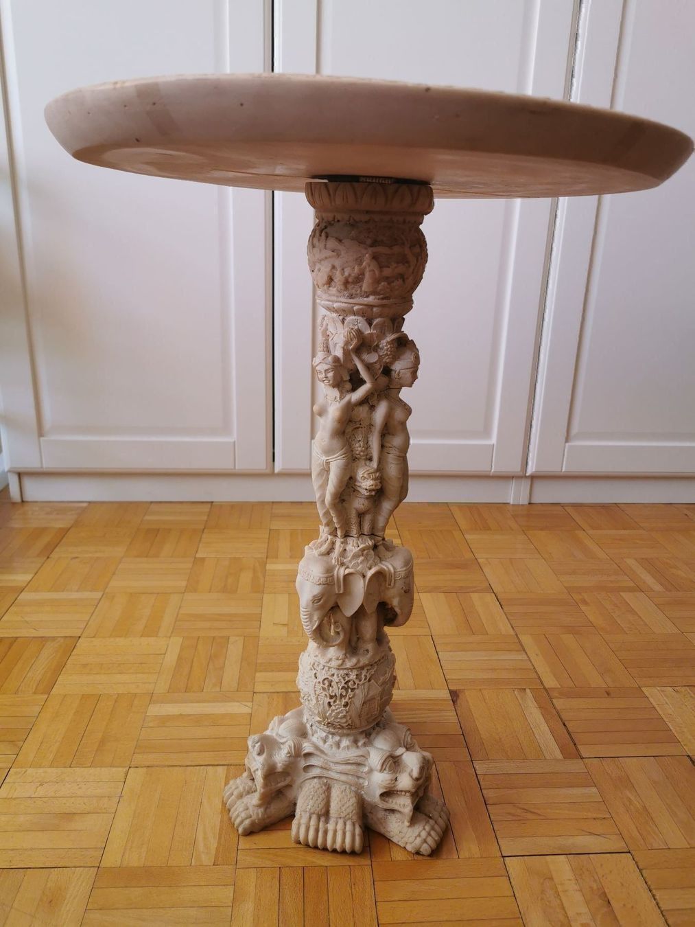 Tavoli: Table sculptée en plâtre – Usato da Genève venduto da vins50 3