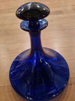Glaskaraffe blau mit geschliffenem Deckel
