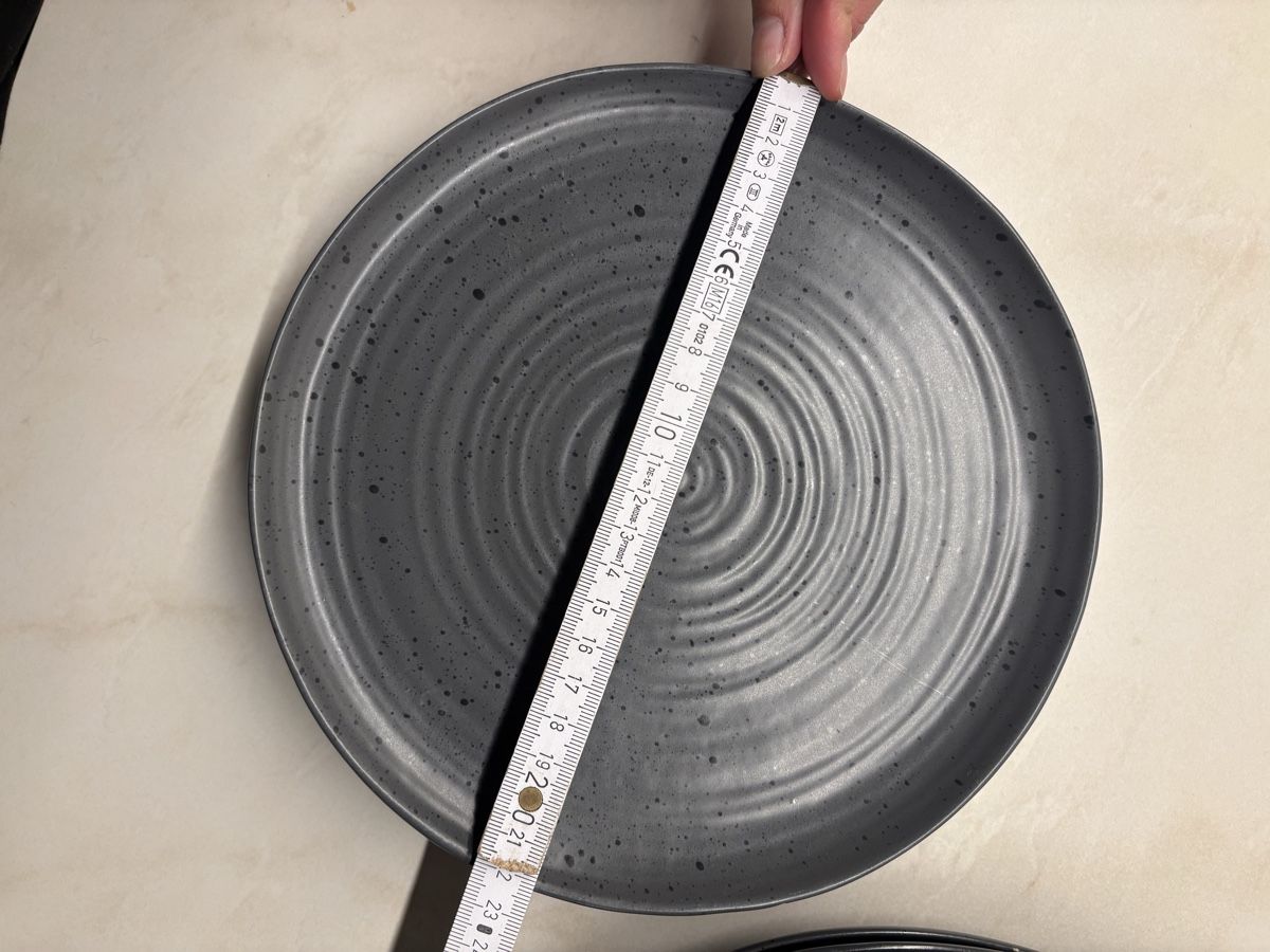 Set di piatti: Modern Grey Tableware Set with 8 Plates (4 Large, 4 Small) – Usato da Zürich venduto da cha_jz8q 4