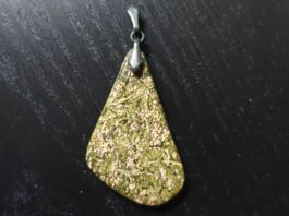 Anhänger / Schmuckanhänger aus Edelstein, Epidot