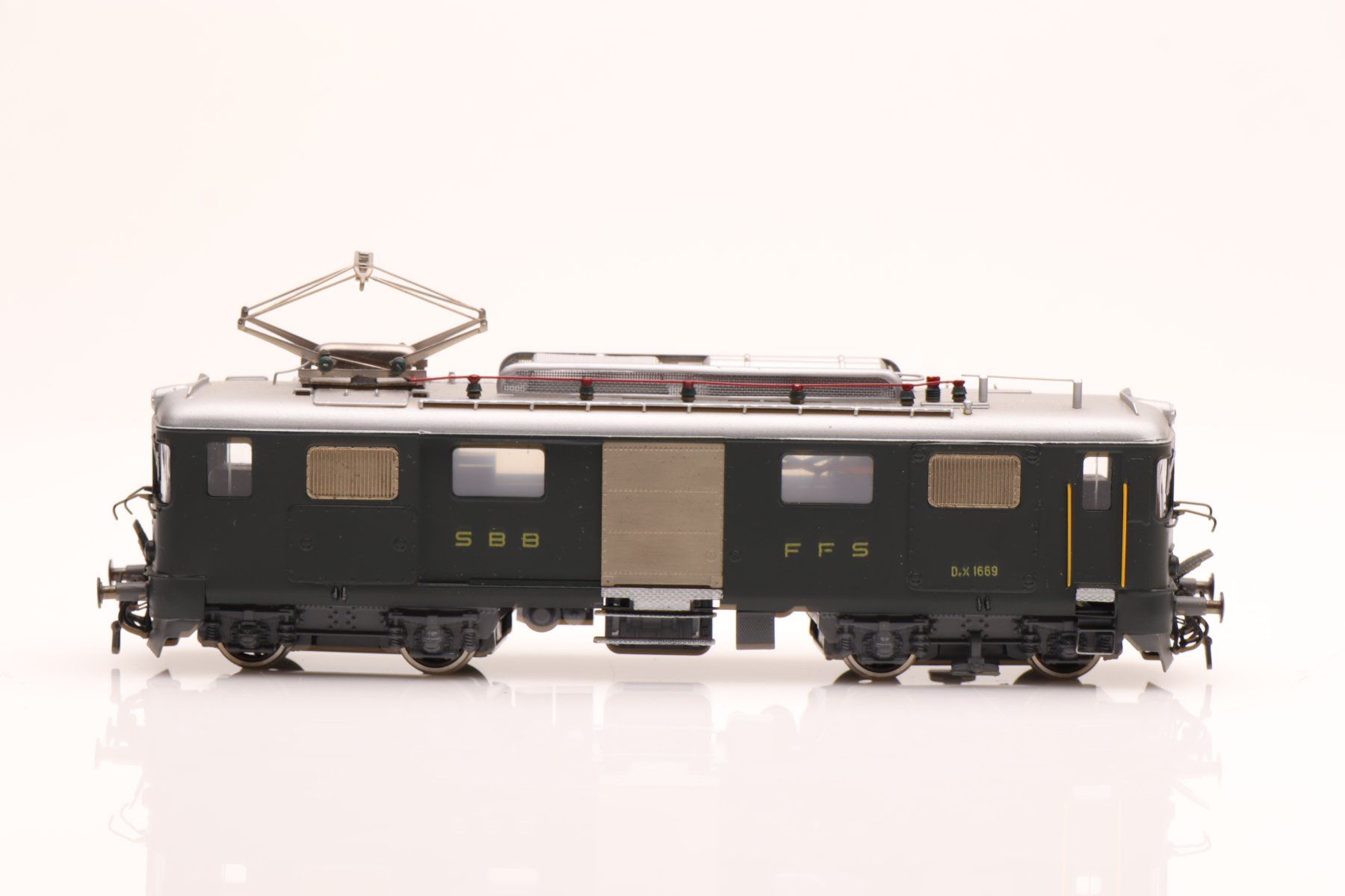 Metropolitan Modellini di ferrovie: Metropolitan 733 B SBB De 4/4 moderne DC, H0 – Usato da Ried (Muotathal) venduto da Modellbahn.swiss 1