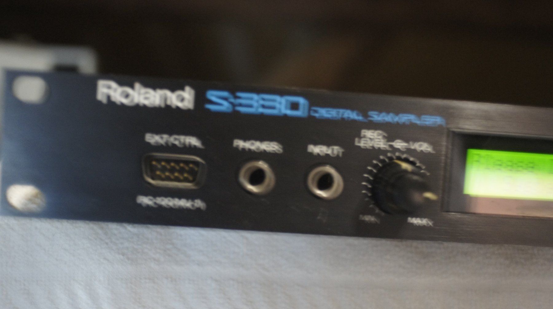 Roland Instruments de musique: Sampler Roland S 330 inkl. Zubehör – D'occasion à Zénauva par Alois6 1