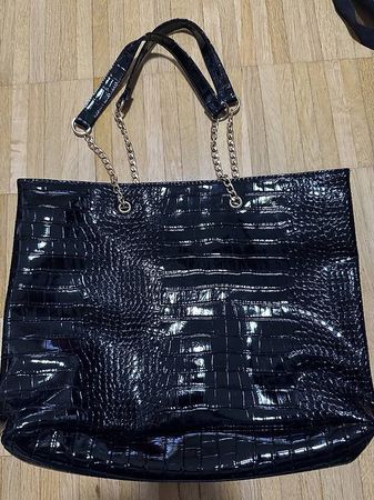 Schwarze Handtasche mit Kroko-Optik