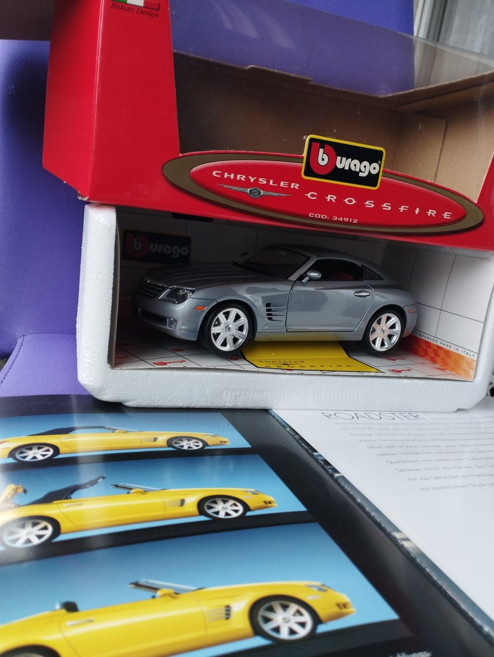 Bburago Modellini d'auto: CHRYSLER Crossfire mit Prospekt – Nuovo (secondo la descrizione) da Chur venduto da oriori