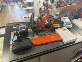 Husqvarna Akku Säge 215i, 30cm Schwert mit Akku / Ladegerät