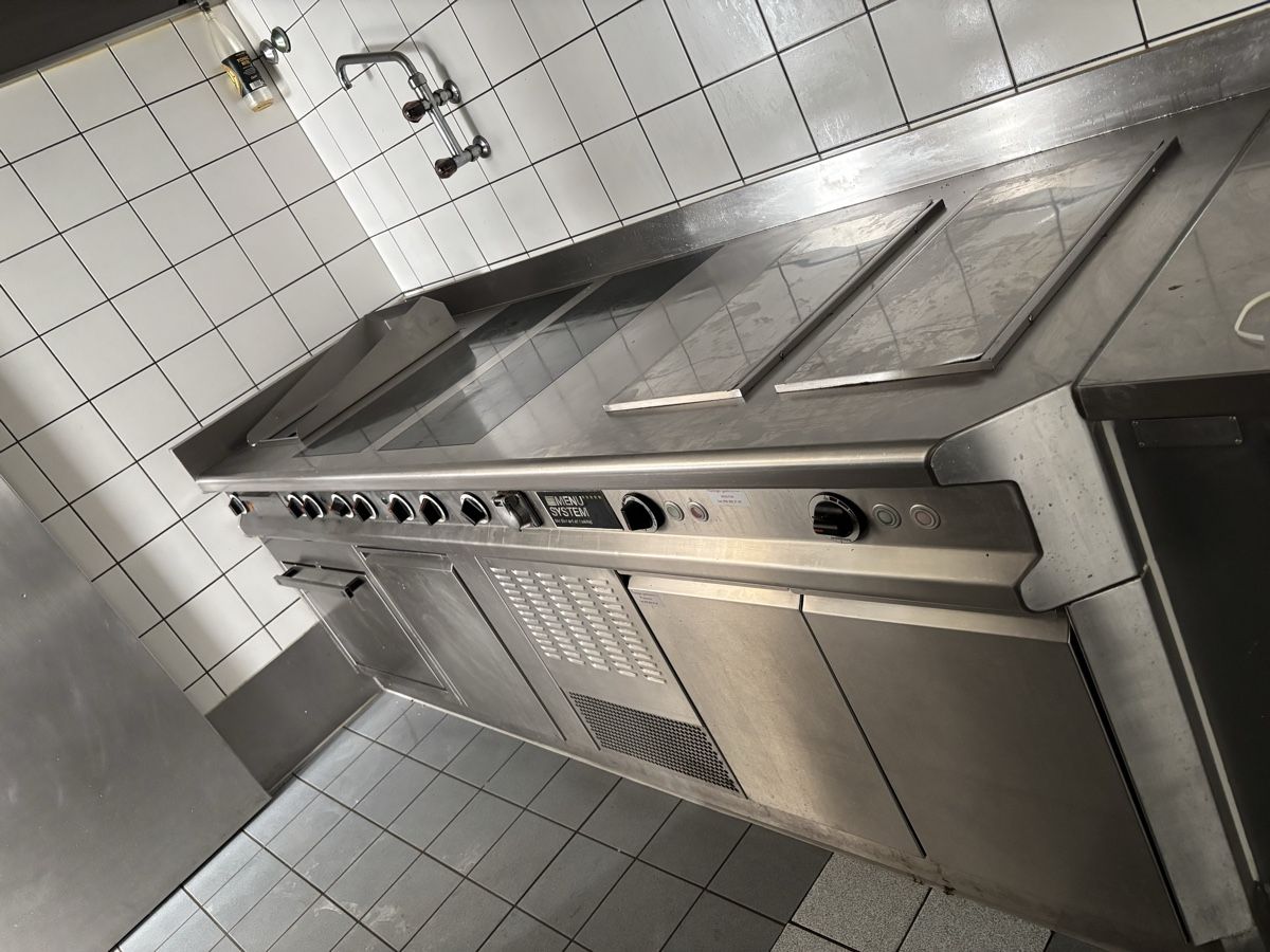 Komplettküchen: 4 Induktionsplatten, Grill und Doppelfriteuse Menü System – Gebraucht aus Dietikon von dia_y8y5