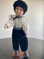 Porzellanpuppe Junge mit Ständer, guter Zustand, 40 cm