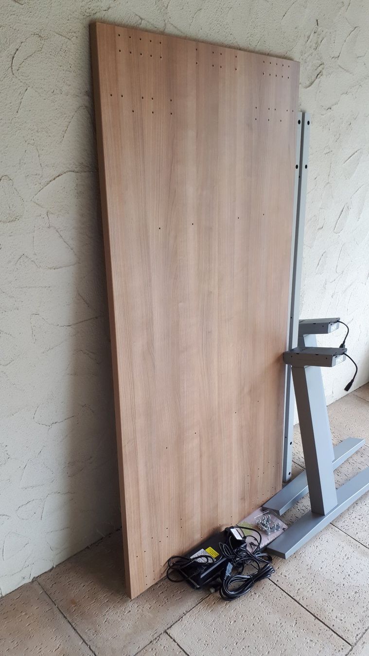 Schreibtische: Schreibtisch elektrisch höhenverstellbar – Gebraucht aus Madiswil von 20gls 7