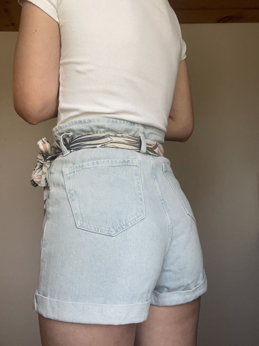 Mango Pantaloni: kurze Mango Jeans, Blüemli-Gurt – Usato da Lenggenwil venduto da mai_2m5q 2