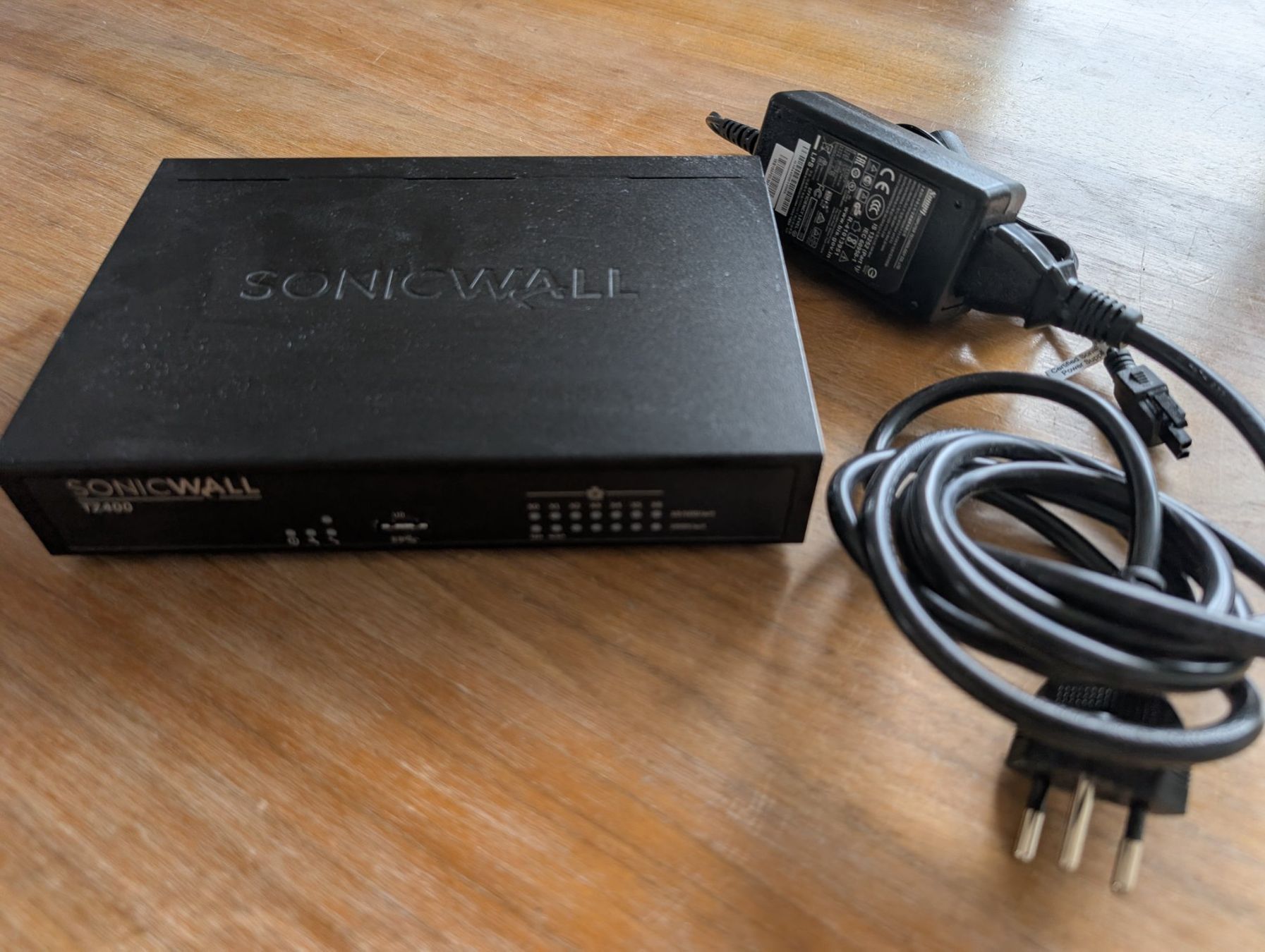 Sonicwall Firewall: SonicWall TZ400 Firewall Router mit Netzteil – Gebraucht aus Wettswil von happiness3
