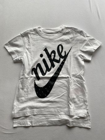 Nike T-Shirt / XS / 122-128