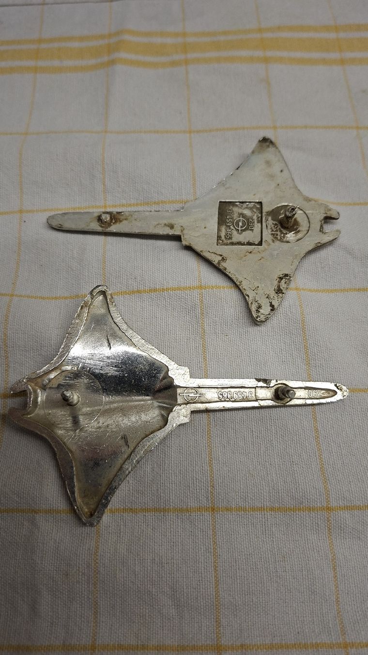 Opel Tutti pezzi di ricambio auto: Opel Abzeichen Manta / Kadett  – Usato da Altstätten SG venduto da HG1959 1