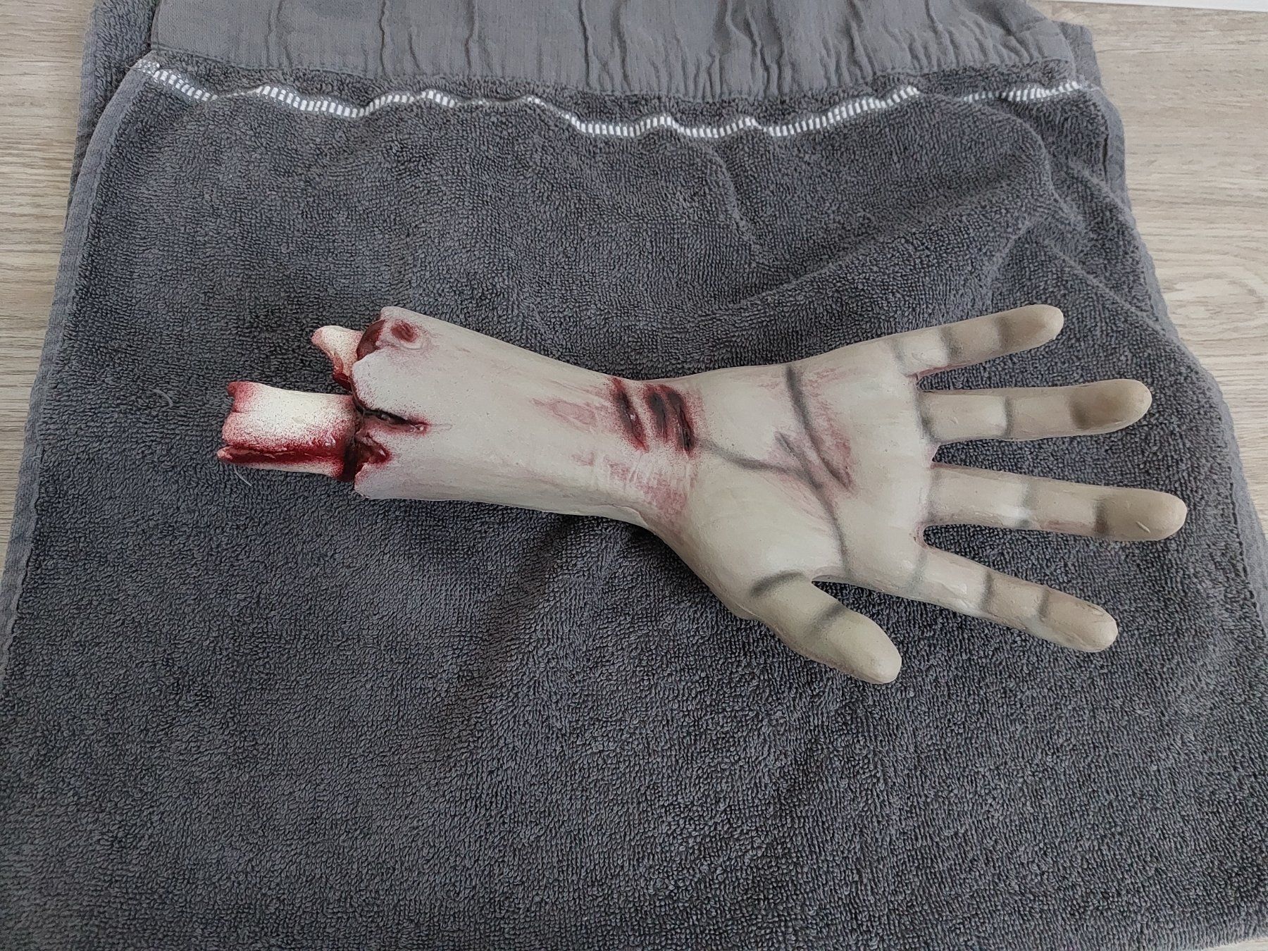 Toutes les décorations: Halloweendeko abgehackte Hand mit Unterarm Plastik – Neuf (Voir description) à Wangs par Manda30 1