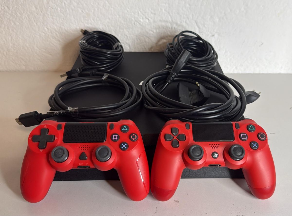 Sony Console: PS4 Pro 1TB Console with 2 Red Controllers & Cables - Great – Usato da Ehrendingen venduto da bubulence