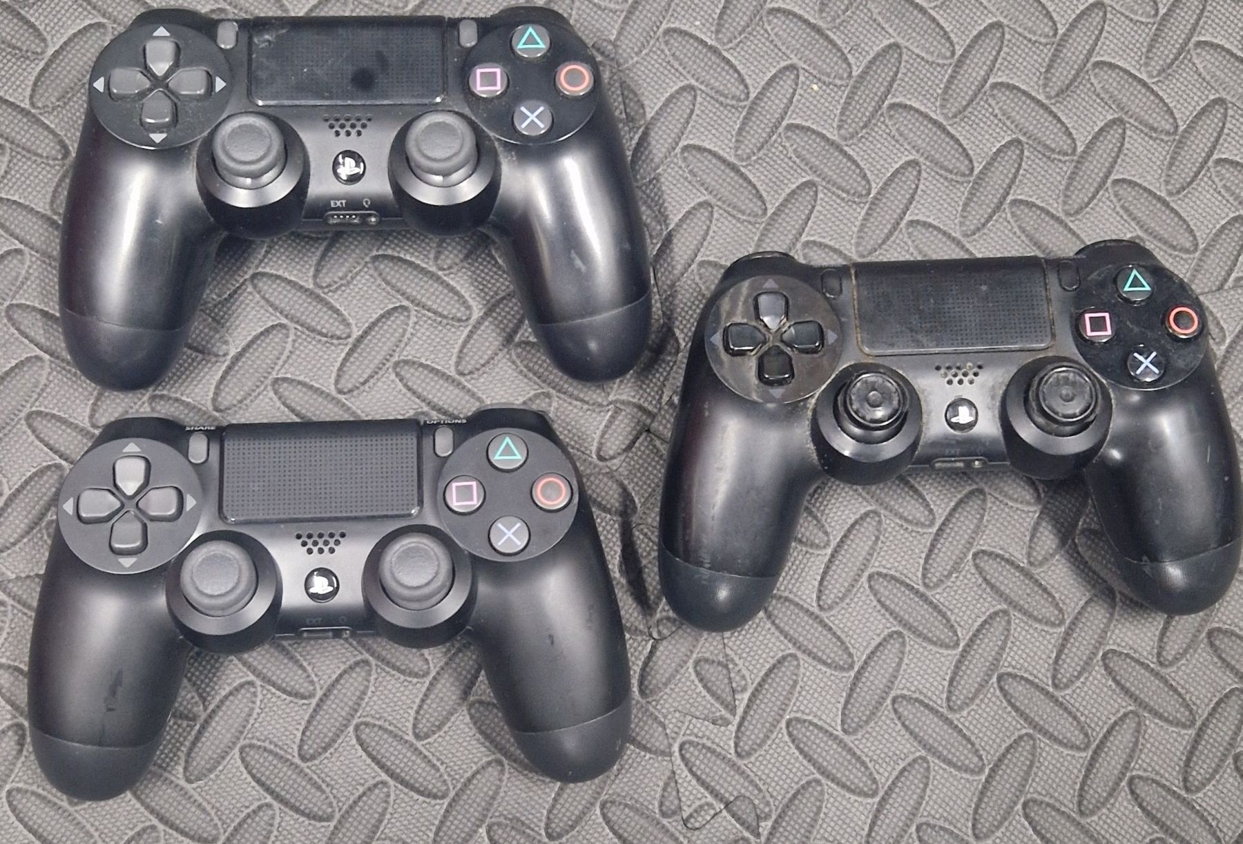 Sony Controller: Lot de 3 manettes PlayStation 4 – Usato da Villars-sur-Glâne venduto da MrLobTec