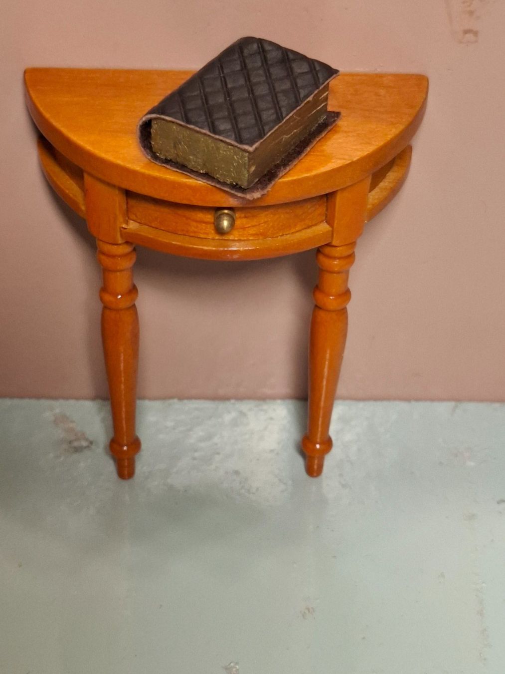Case e mobili per bambole: Miniatur Tisch mit Buch, Handarbeit, wahrsch. Reutter – Usato da Schlieren venduto da Svenja7