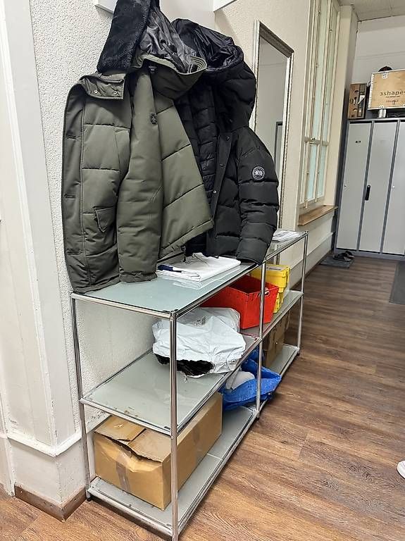 Armadi: Garderobe Schrank und Glas Gestell – Usato da Köniz venduto da jov_jyb7 1