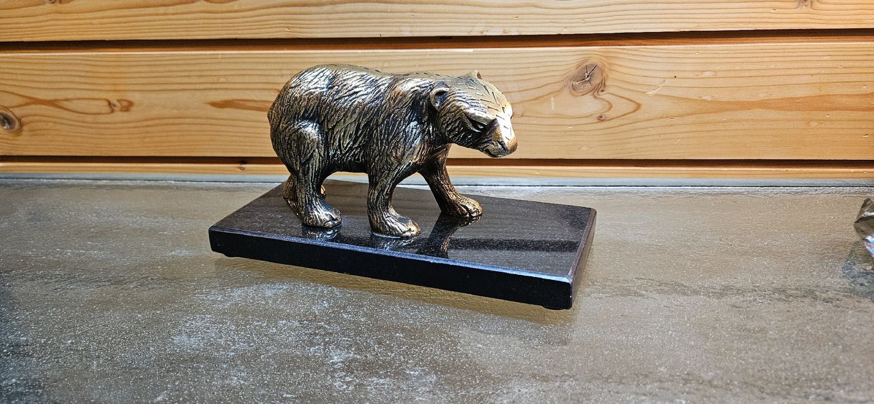 Figuren: Messing Bär auf Granitsockel, 🐻 – Gebraucht aus Bözberg von L-G
