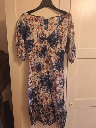 Sommerliches Blumenkleid / Midikleid  Gr. M / IT 44