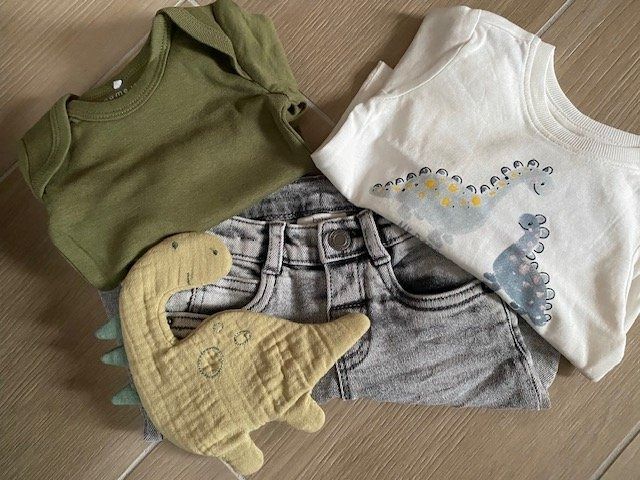 Lotti & Set di vestiti: neues Baby Set "Dino" Gr. 62/68 – Nuovo (secondo la descrizione) da Staufen venduto da Nasli 1