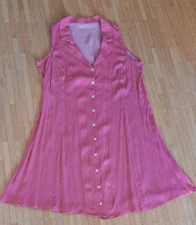 Robe rose à pois blancs