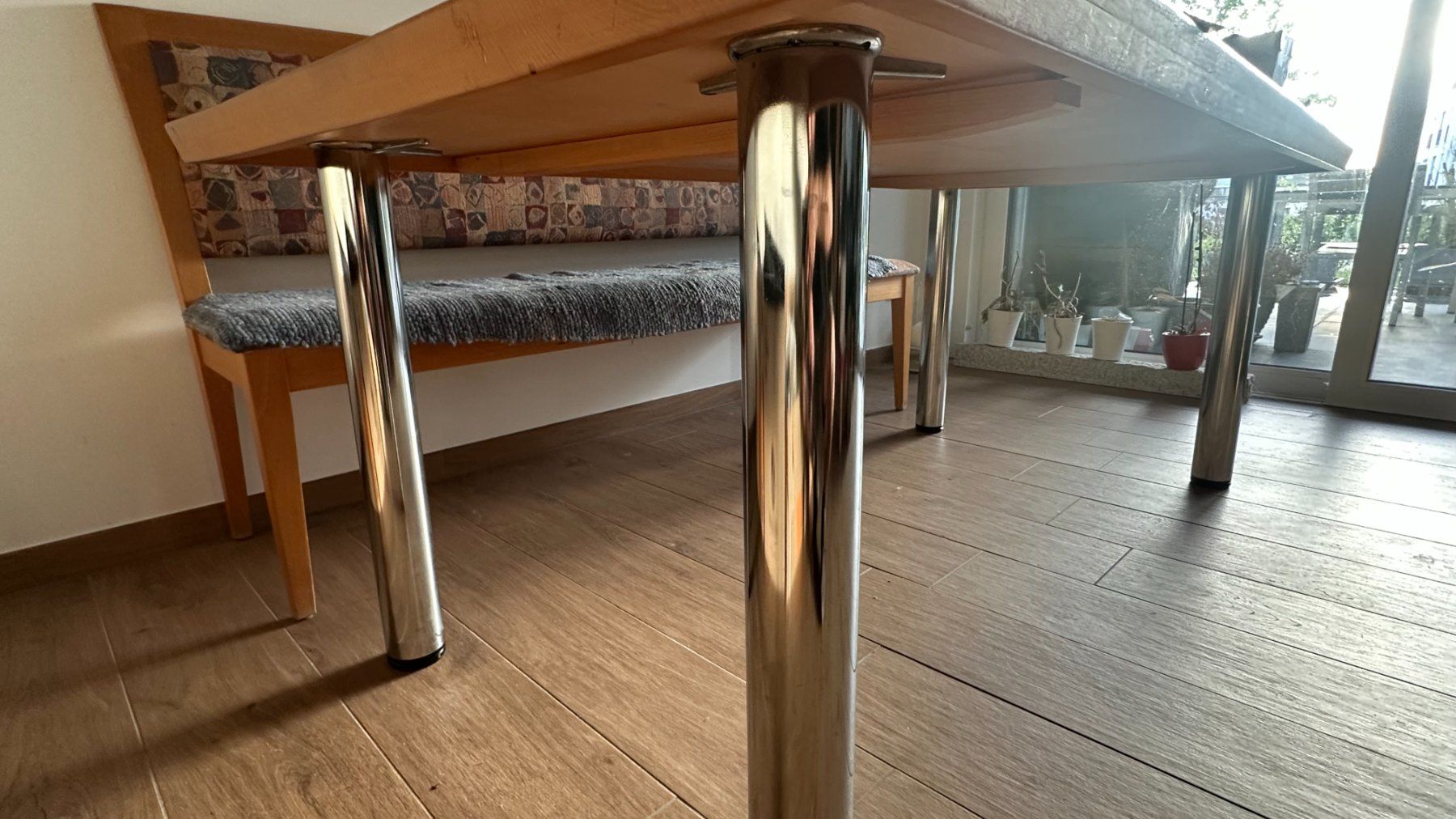 Tavoli: Grosser Esstisch aus Holz mit Chromfüssen – Usato da Bad Zurzach venduto da Cenga 2