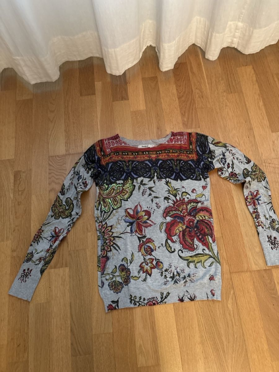 Desigual Pulls & Sweat-shirts: Desigual Pullover bunt mit Blumenmuster Grösse M – D'occasion à Basel par clemens2