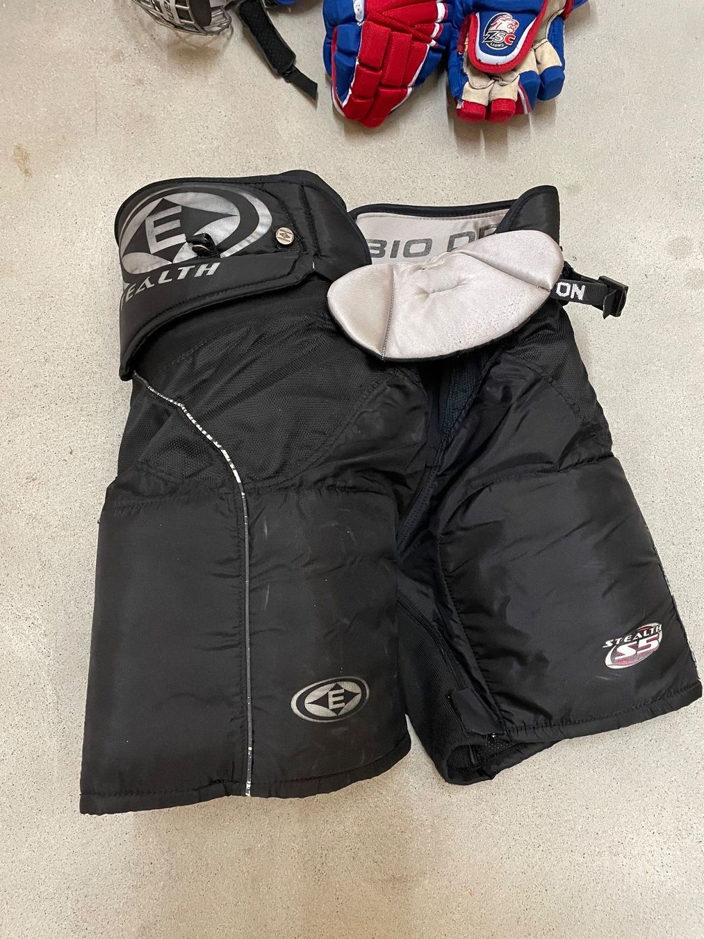 Schutz & Schoner: Eishockey Ausrüstung – Gebraucht aus Winterthur von  6
