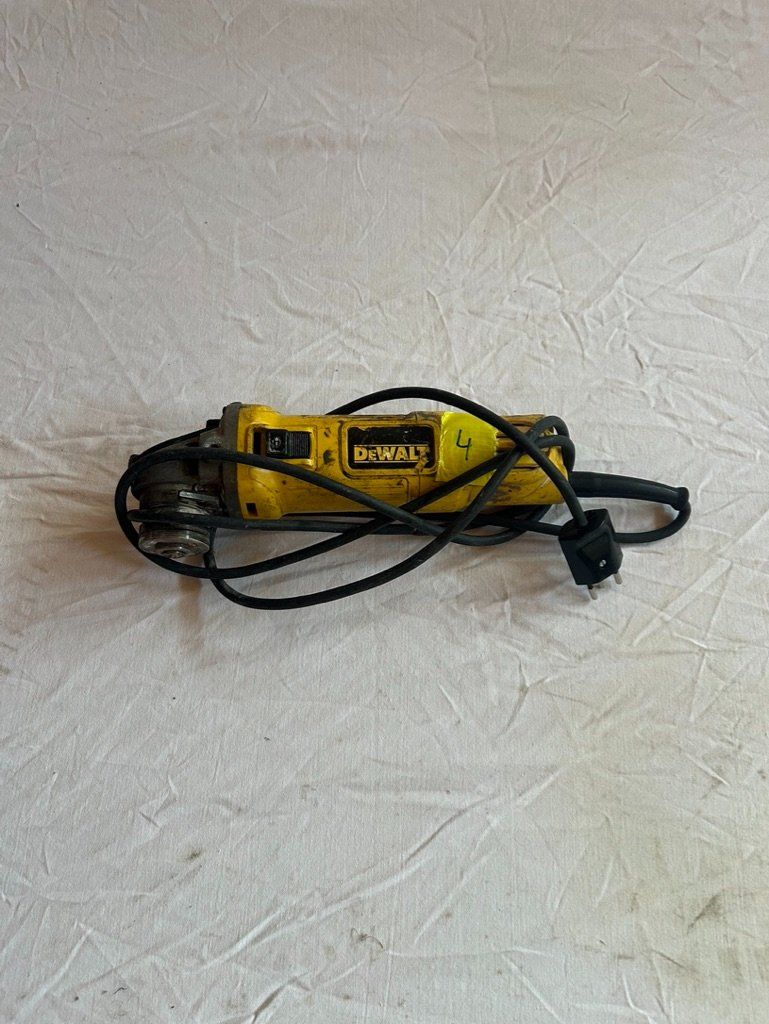 Dewalt Tutti gli attrezzi: Dewalt DWE 4157 Meuleuse d'angle – Usato da Ste-Croix venduto da ana_m6yk