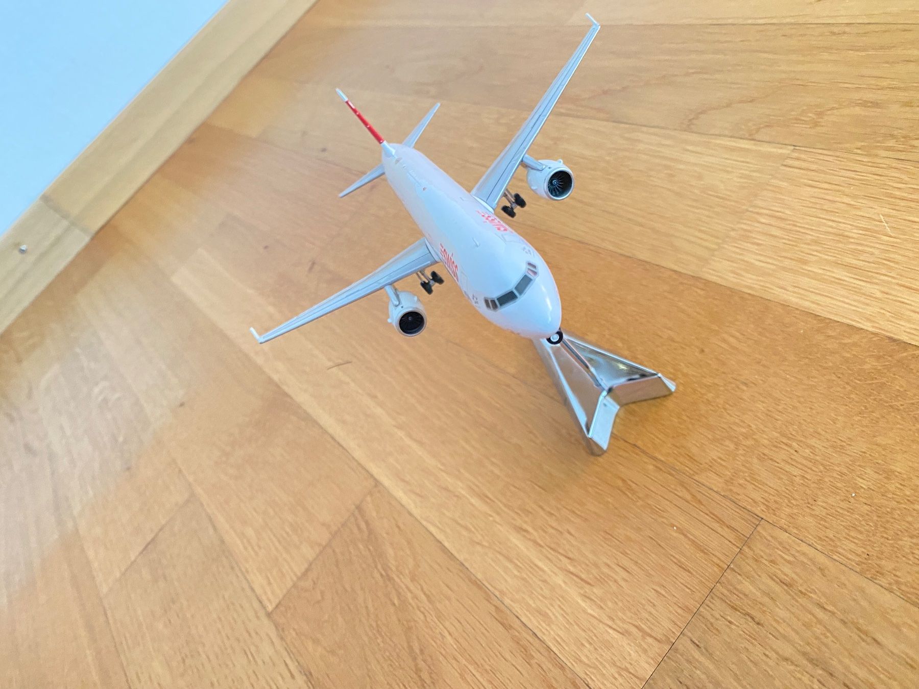 Swiss Kit di modellismo & Modellini statici: Flugzeugmodell SWISS A321 mit Ständer HB-10D – Usato da St. Gallen venduto da sus_lwc2 1