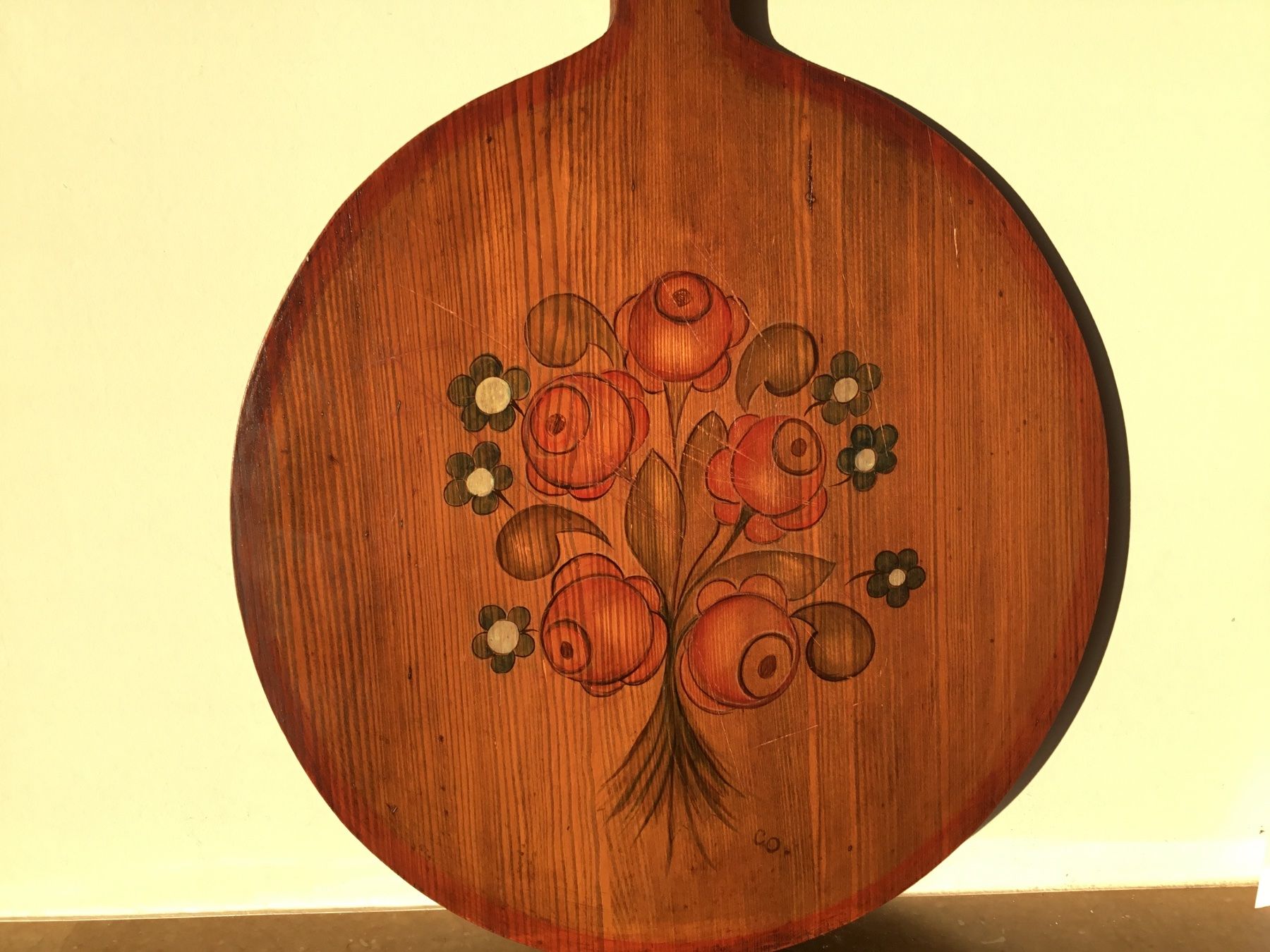 Servierplatten: Rundes Käse - oder Pizzabrett mit Blumenmalerei – Gebraucht aus Schönenwerd von simca04 1