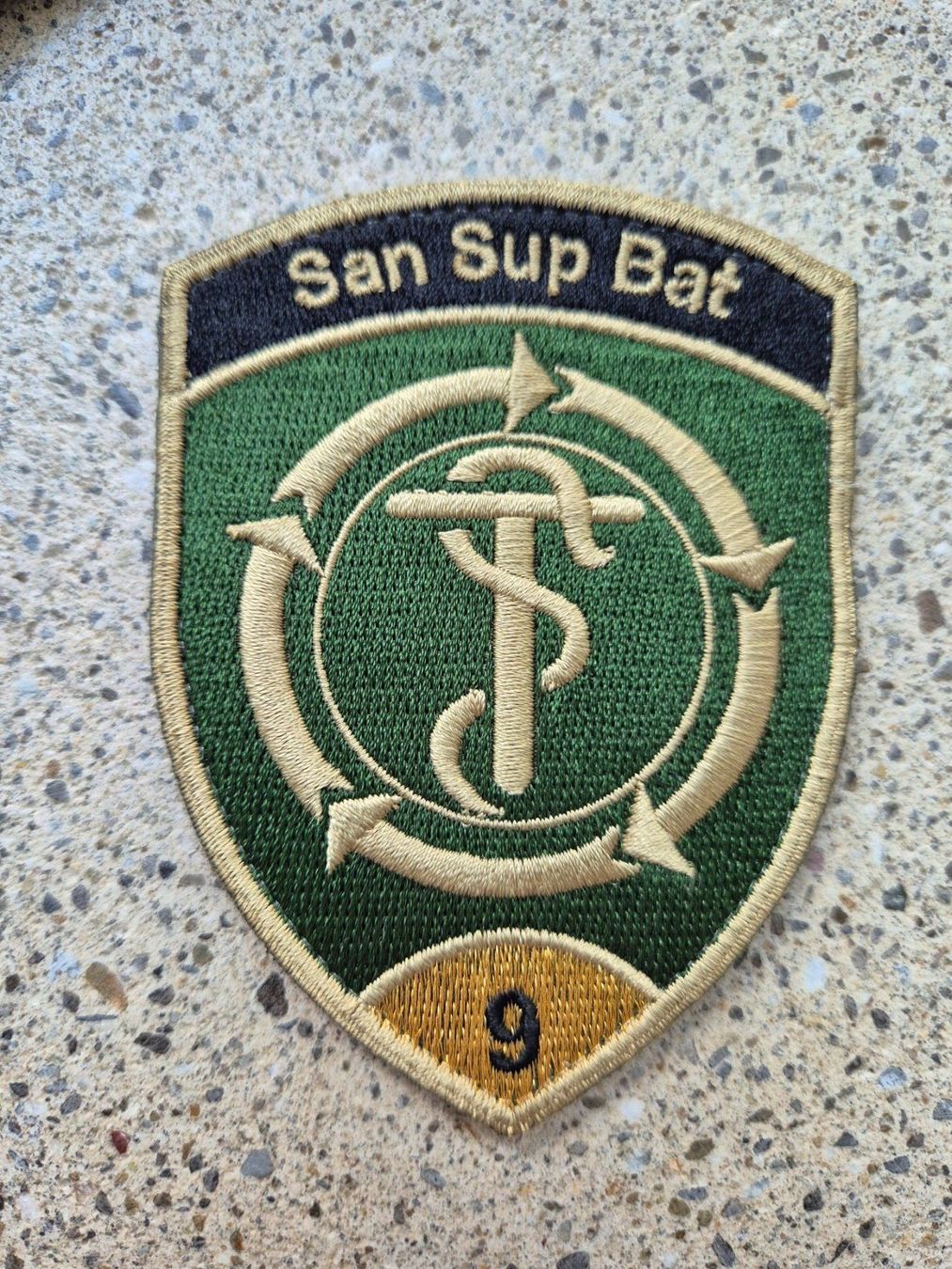 Schweizer Armee Placchette & Badge: *** Badge San Sup Bat 9 mit klett *** – Nuovo e nell'imballaggio originale da Riedholz venduto da fr_sIruP