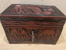 Afrikanische Holzschatulle mit Schlüssel/Top