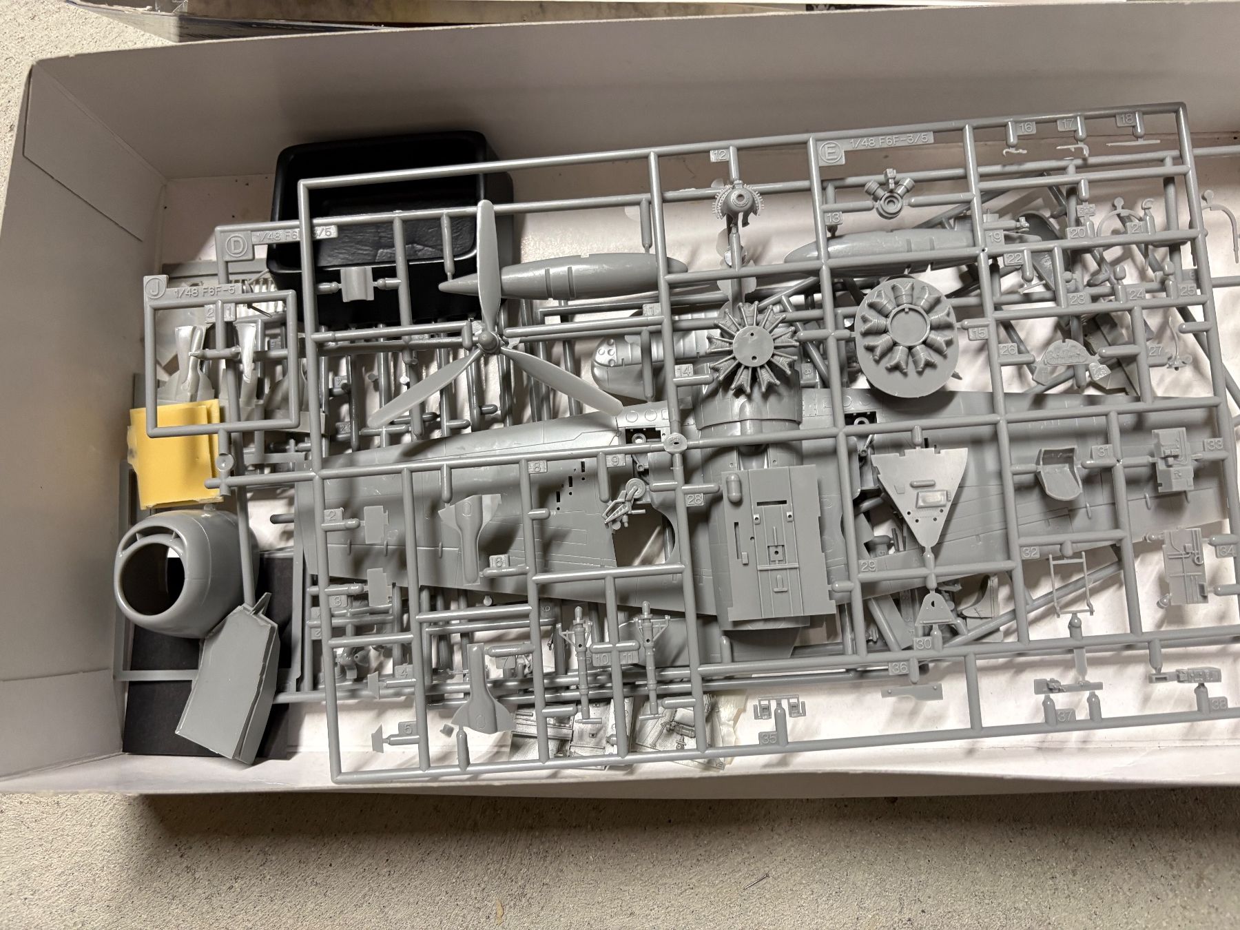 Kit di modellismo & Modellini statici: 1/48 F6F-5N HELLCAT MIT DIV. ZUBEHÖR – Usato da MÜHLEDORF/SO venduto da tru_wsv8 5