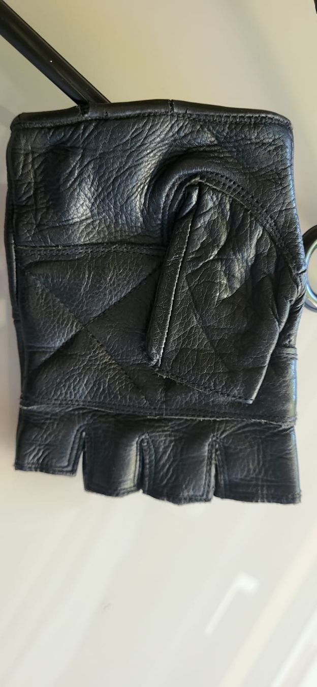 Altri accessori da uomo: Schwarze Leder-Motorradhandschuhe, Größe M – Usato da Curio venduto da mia_vb5z 2
