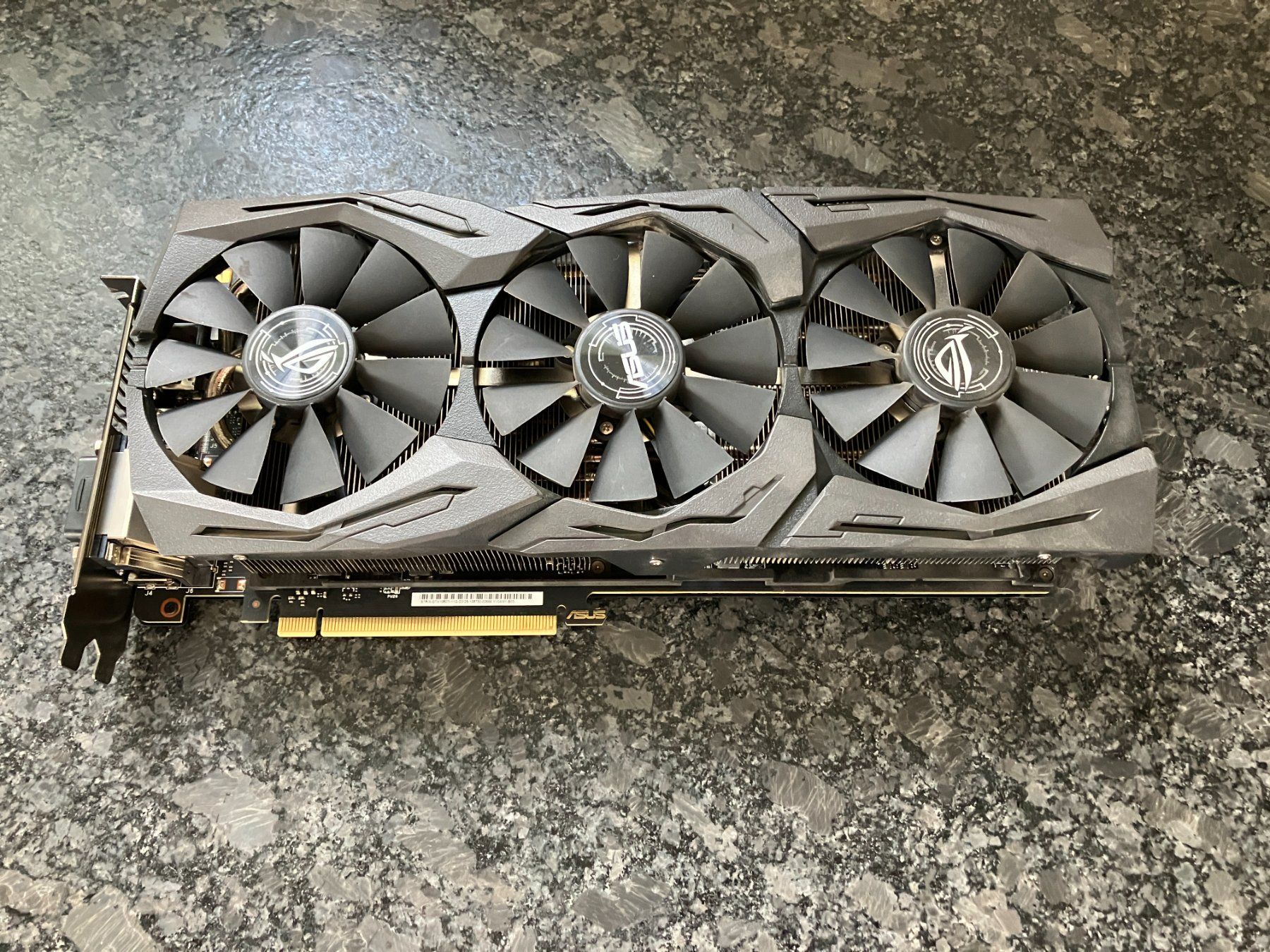 Asus Schede grafiche: GTX 1080ti Asus, 11GB – Usato da Kleinwangen venduto da Suelei83