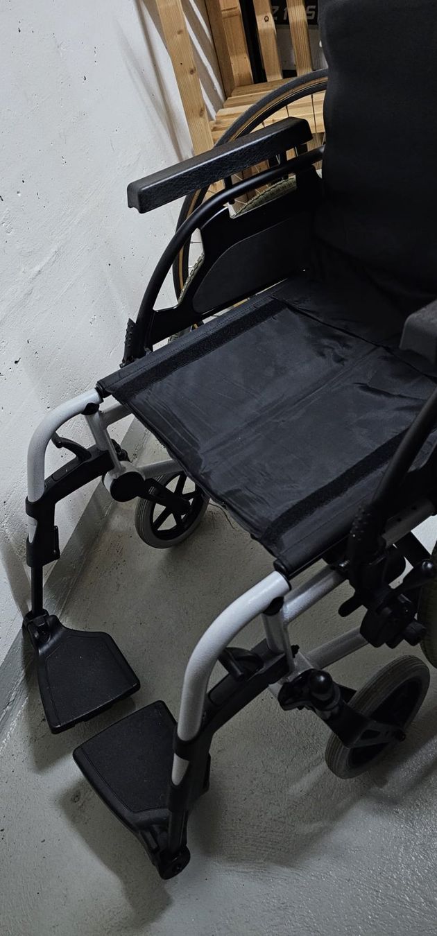 Sedie a rotelle: Breezy BasiX Rollstuhl - Top Zustand - CHF 150.- – Usato da Wittenbach venduto da garbis 6