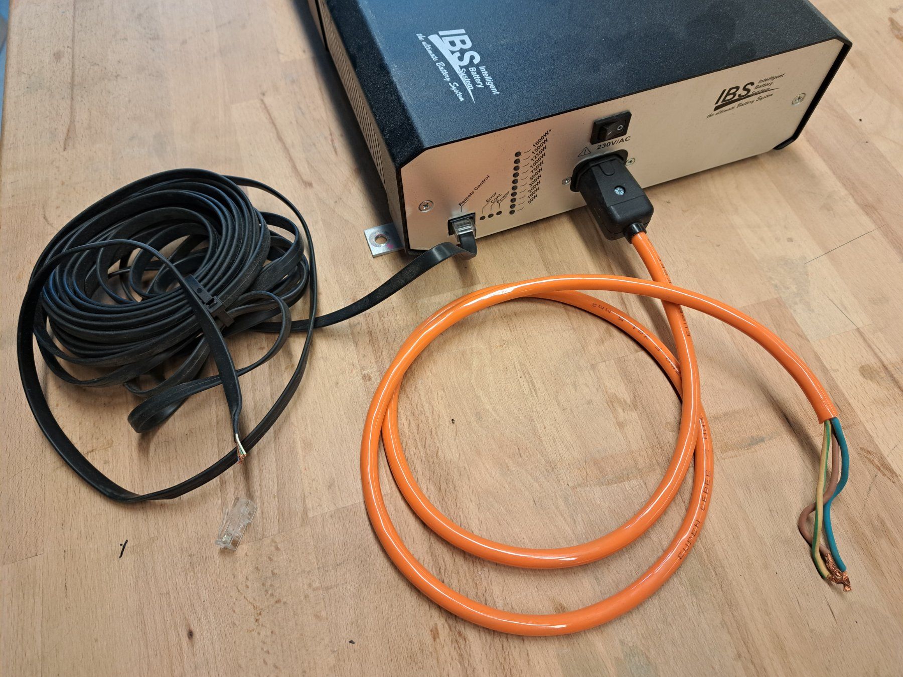 Onduleurs: Inverter Wechselrichter 12V - 220V – D'occasion à Flims Dorf par Brugar 3