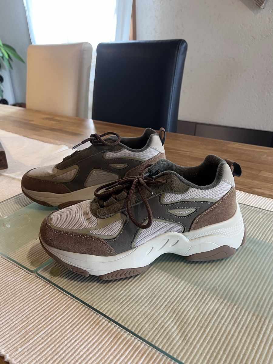 Damenschuhe: Sneaker – Gebraucht aus Bünzen von car_j9ph