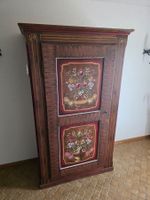 Armoire paysanne peinte / bonnetière en bois – inscrip. 1909