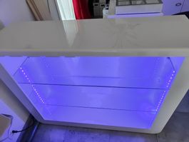 Bar / Vitrine moderne avec lumière Led intégrées.