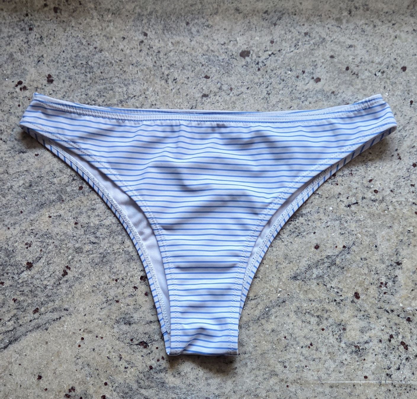 Badekleider & Bikinis: Bikinihose gestreift Grösse M neu – Neu (gemäss Beschreibung) aus Ettingen von ssc_dsr2