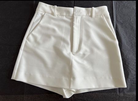 ZARA Shorts weiss Gr. M– neuwertig!