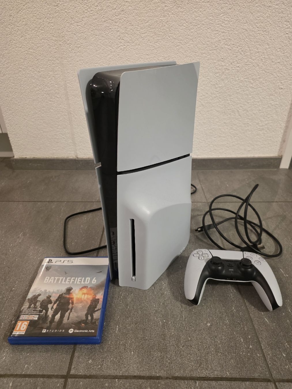 Sony Consoles: Ps5 Slim Disc Version 1TB + Controller + Game – D'occasion à Winterthur par lev_6kgs