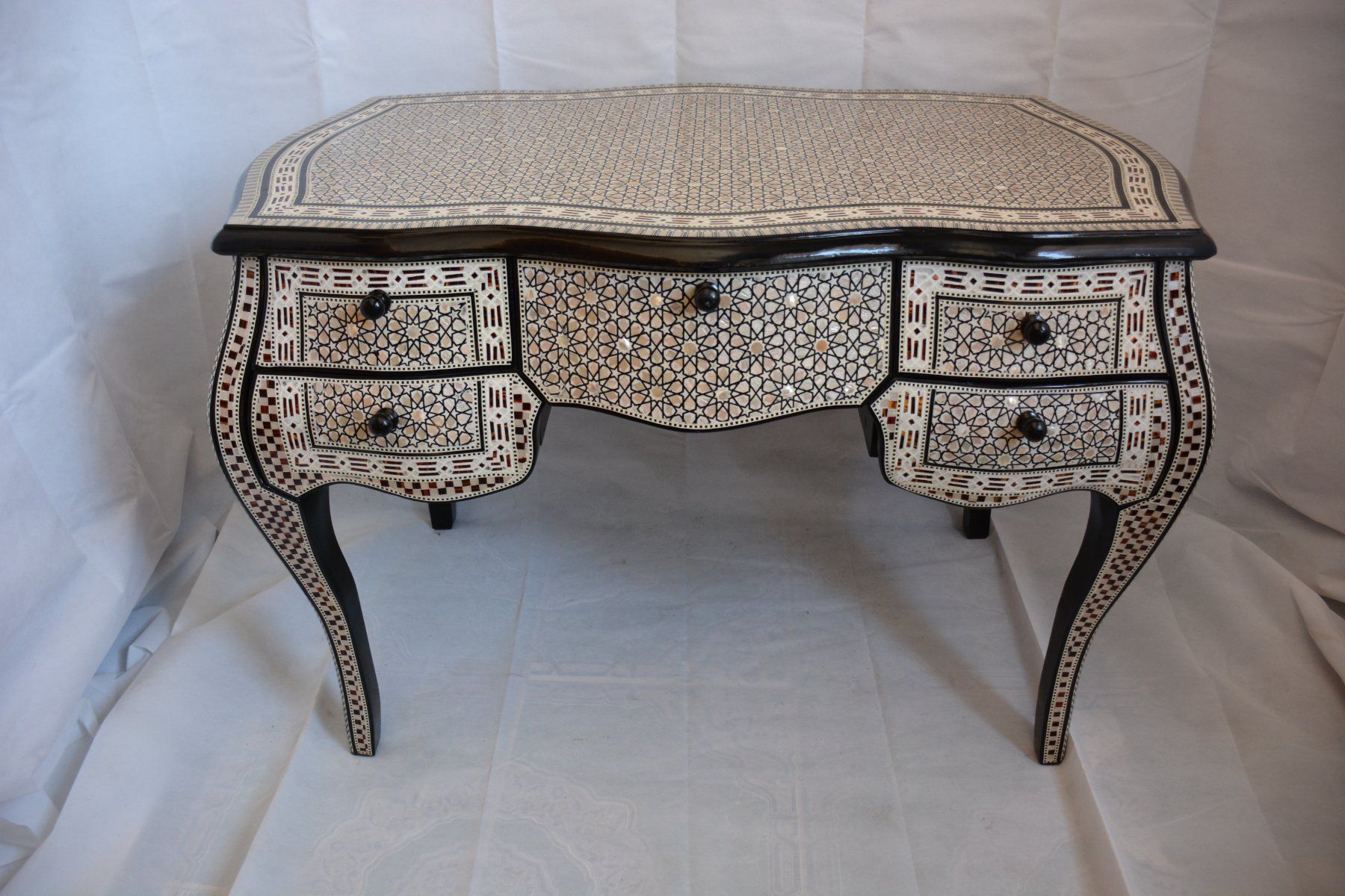 Scrivanie: Bureau nacrée  de style Louis XV. – Usato da geneve venduto da louisart 4