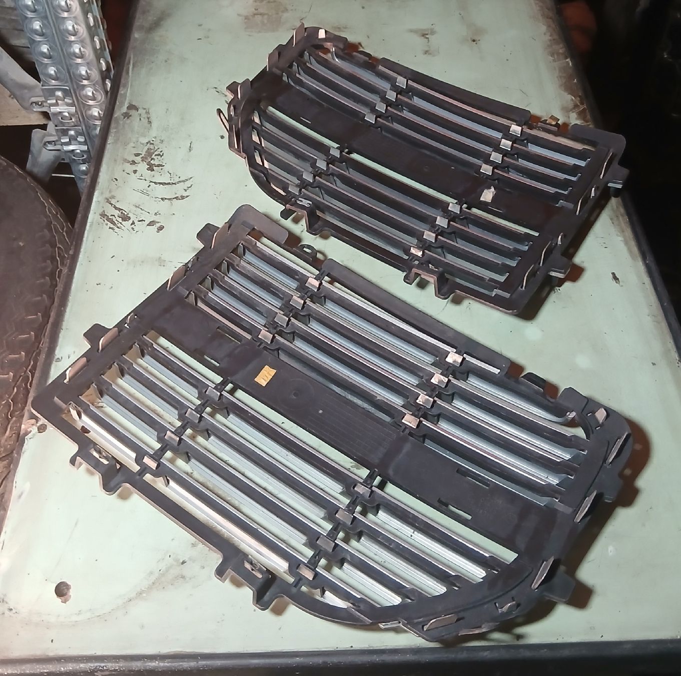 Dodge Tutti pezzi di ricambio auto: Calandre Dodge Magnum 5.7 Hemi – Usato da la heutte venduto da Auto-stock 1