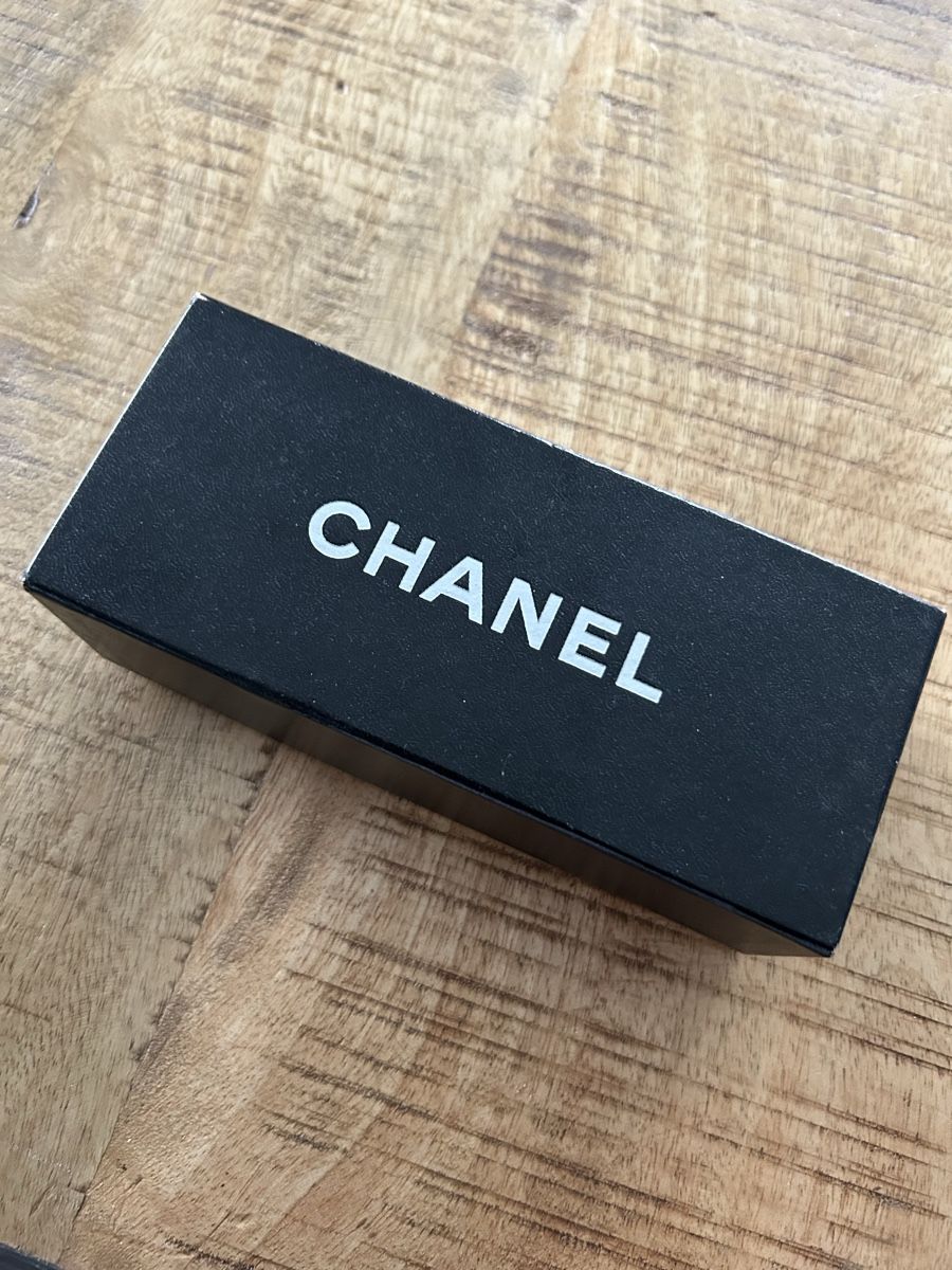 Chanel Portagioie: Boîte d'emballage Chanel authentique – Usato da Thierrens venduto da Bigla