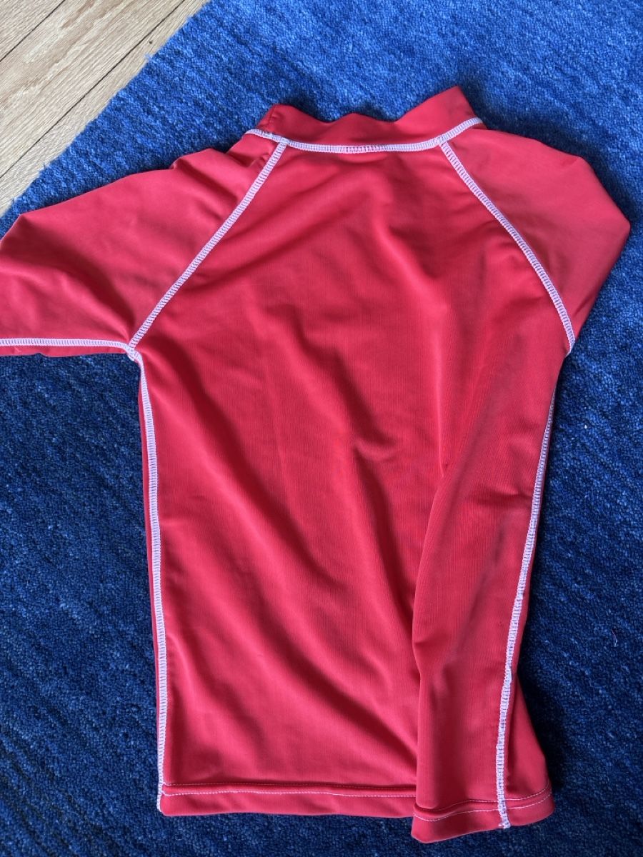 T-shirt: UV Shirt ca 140 – Usato da Liebefeld venduto da nurseli 1
