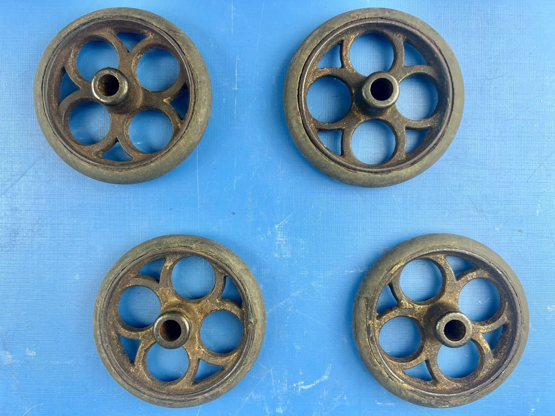 Giocattoli: 4 antike Eisenguss Räder mit Bereifung Durchm.69 mm – Usato da Unterengstringen venduto da Gustav03