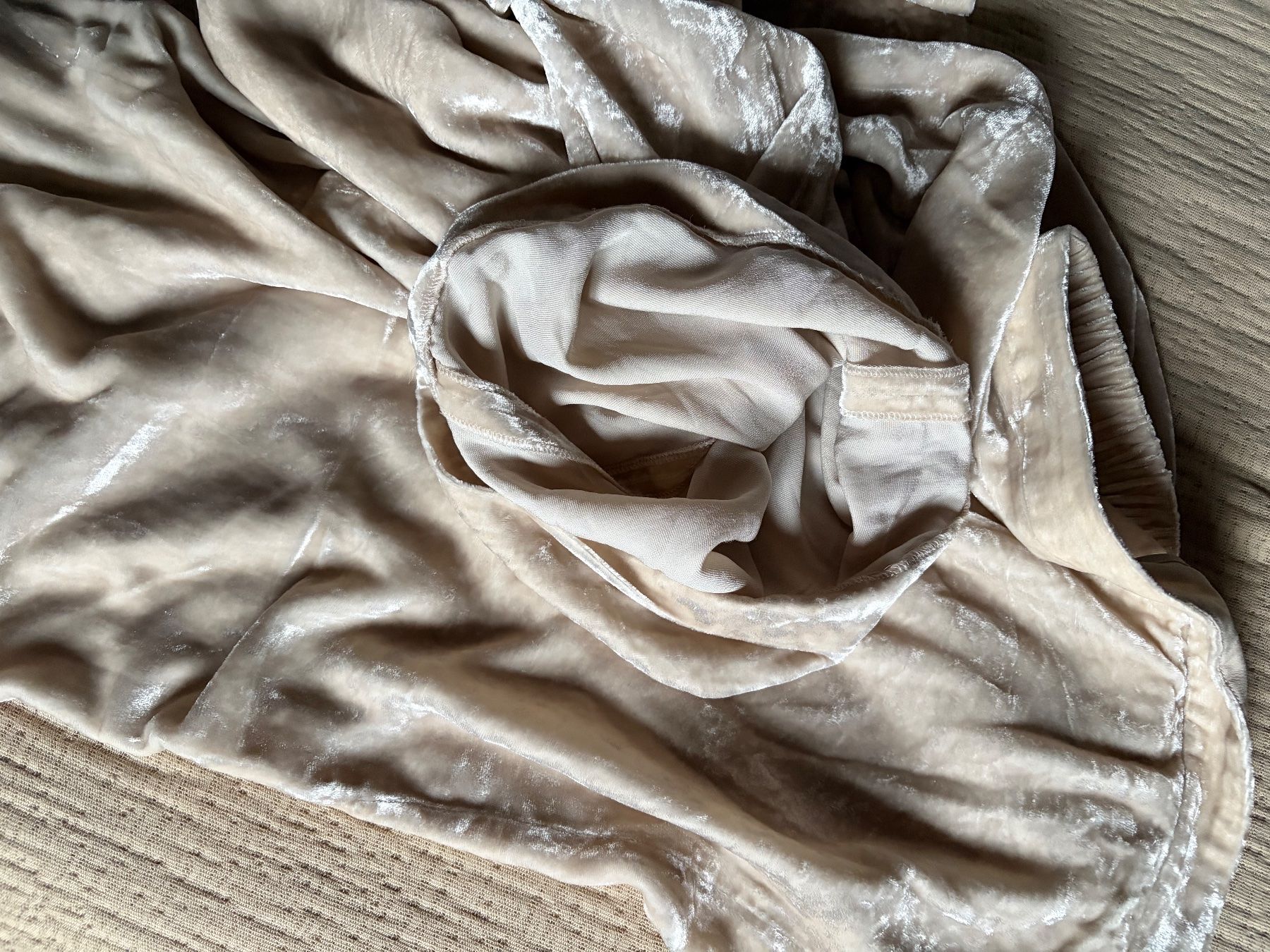 Massimo Dutti Pantaloni: Massimo Dutti Velvet Cream Trousers – Usato da Luzern venduto da AM2nd 2